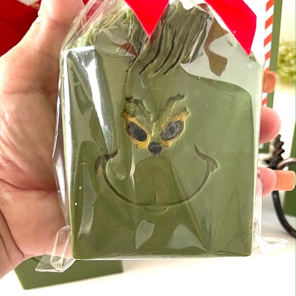 Grinch handmade soap, set of 4 including a Grinch card for each soap. NEW ITEM - Picture 4 of 4
